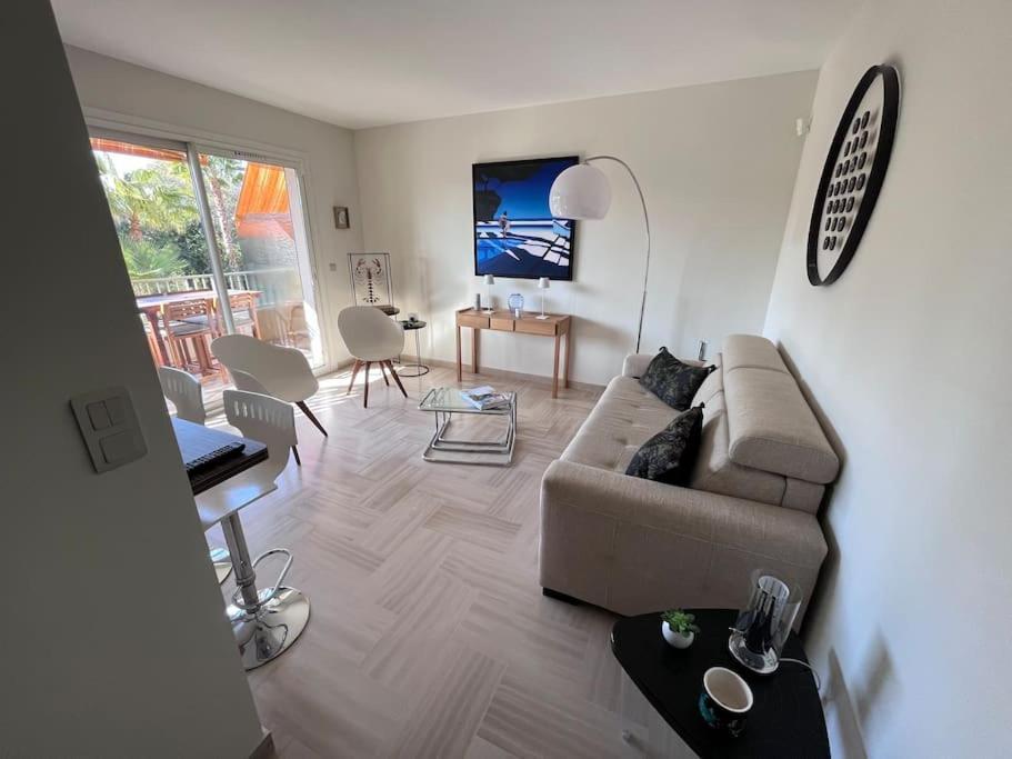Avec Terrasse, Vue Jardin Et Piscine